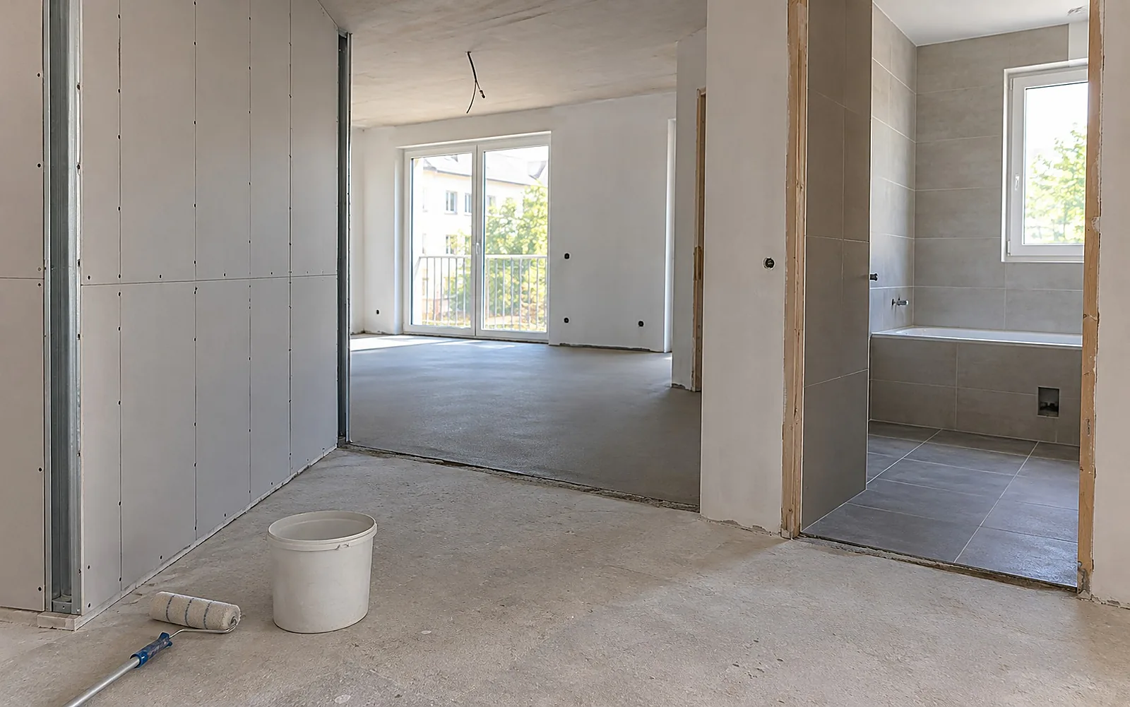 Wohnung im Ausbau mit Ständerwand, frischem Estrich und gefliestem Bad